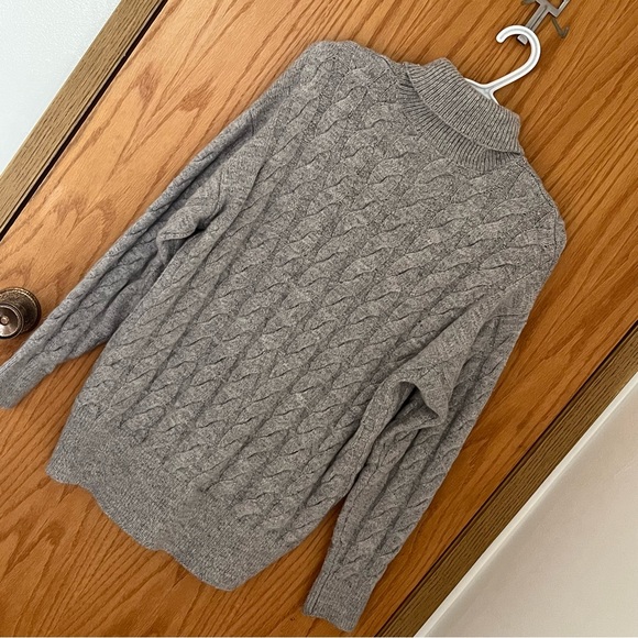 Grey cable knit sweater - Picture 2 of 6